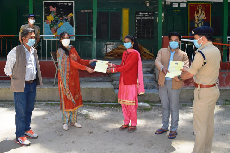 DC Kullu honored  young couple