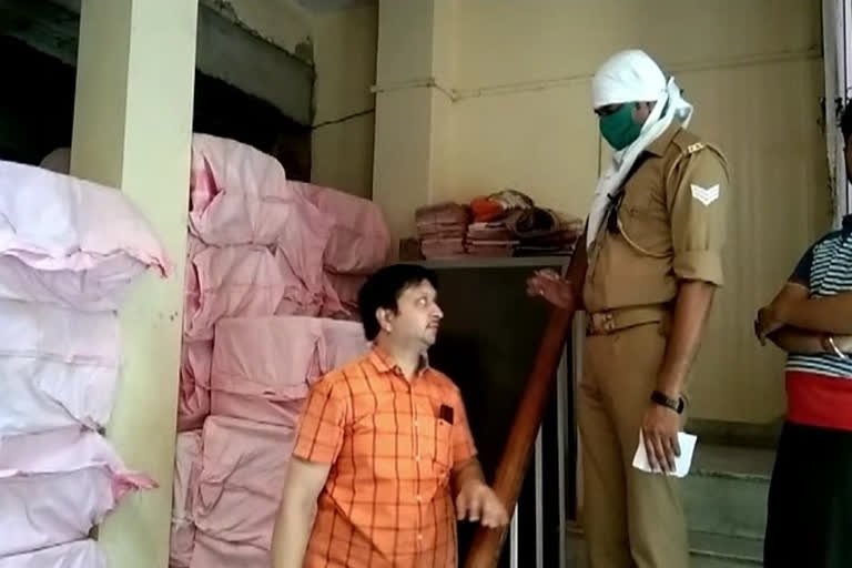 पान-मसाला कारोबारी के घर पर पुलिस टीम का छापापान-मसाला कारोबारी के घर पर पुलिस टीम का छापा