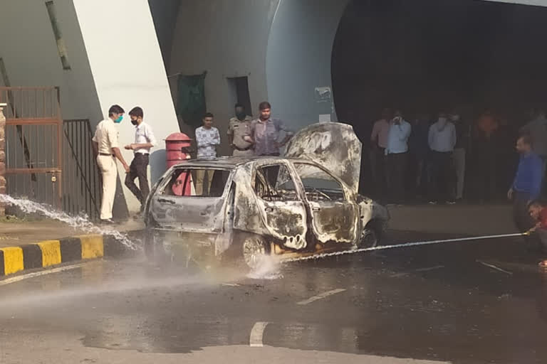 fire in car front of Indravati Bhavan at raipur