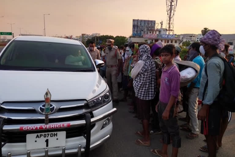 cs nilam sahni spoke with migrant labourers on road