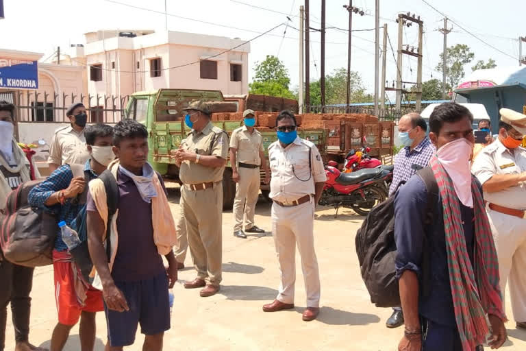 khurdha police's goodness, khurdha latest news, walking migrants in khurdha, walking migrants, ଖୋର୍ଦ୍ଧା ପୋଲିସର ବଦାନ୍ୟତା, ଖୋର୍ଦ୍ଧା ଲାଟେଷ୍ଟ ନ୍ୟୁଜ୍‌, ଖୋର୍ଦ୍ଧାରେ ପଥଚାରୀ ଶ୍ରମିକ, ପଥଚାରୀ ଶ୍ରମିକ