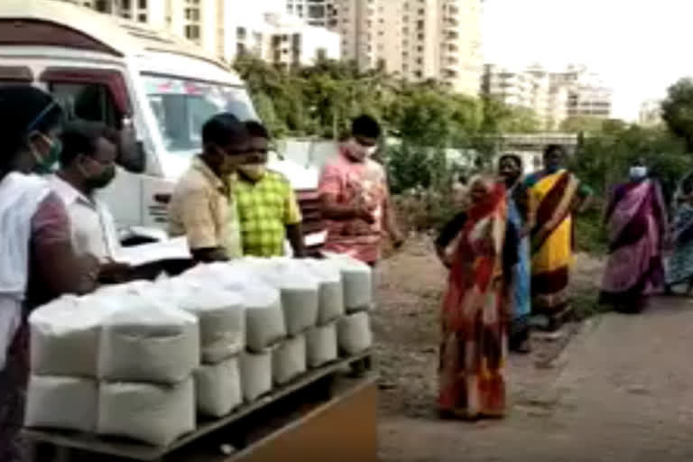 11 yrs old boy distributing food grains in mumbai amid corona