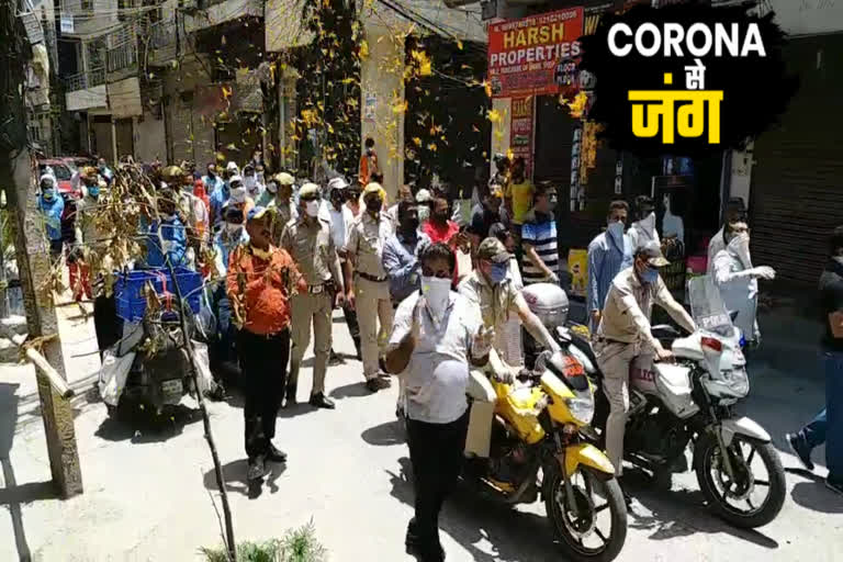 People welcomed Corona Warriors with flowers