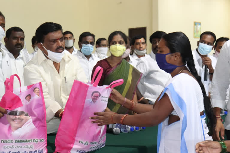 Patancheru MLA Mahipal reddy Distributes Essential goods for Asha Workers, ANMs, Anganwadi Workers