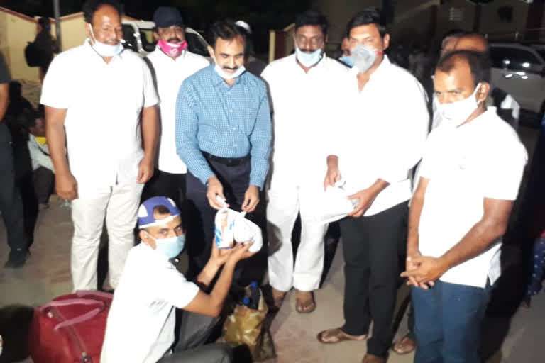 Malkaghiri Parliament Member Marri Rajshekar reddy Distributes Battai Fruits for Migrant Labours in Ghatkesar railway Station