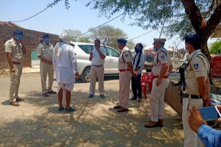 Agar SP Rakesh Kumar Sagar inspected the check posts made in the Rajasthan boundaries of the district