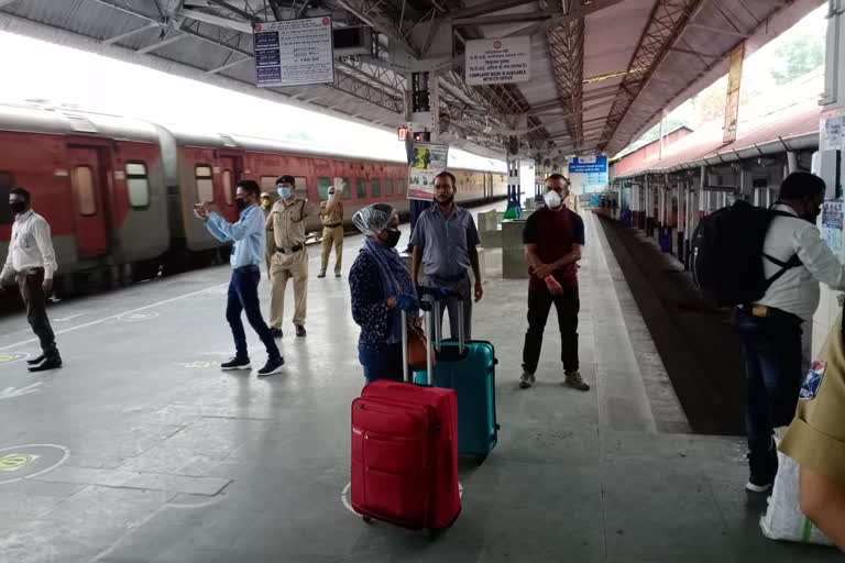 Citizens express happiness over returning home via special trains