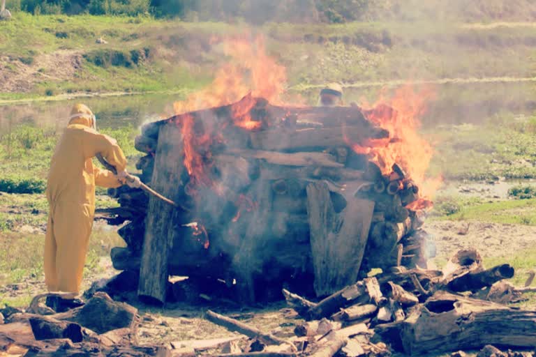 Son cremated his father wearing a PPE kit in Mandi