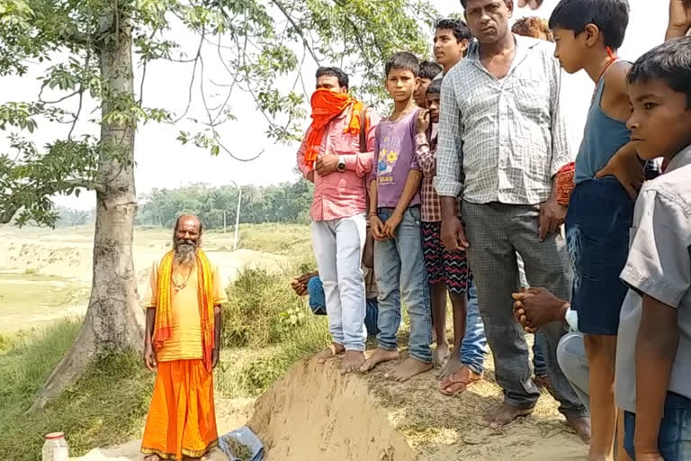 बेतिया में पेड़ से गिर रही पानी की बूंदे