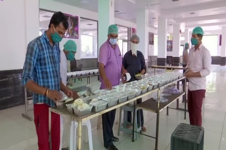 Over 2000 food packets being prepared in community kitchen of mata mansa devi