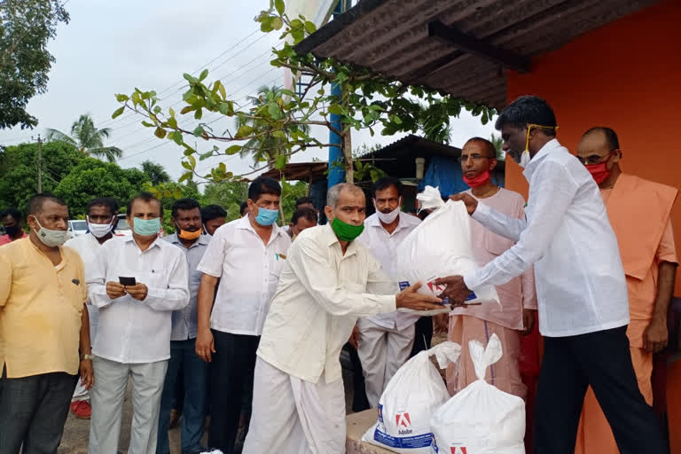 Kota Srinivasa Poojary distributed kit temple staff