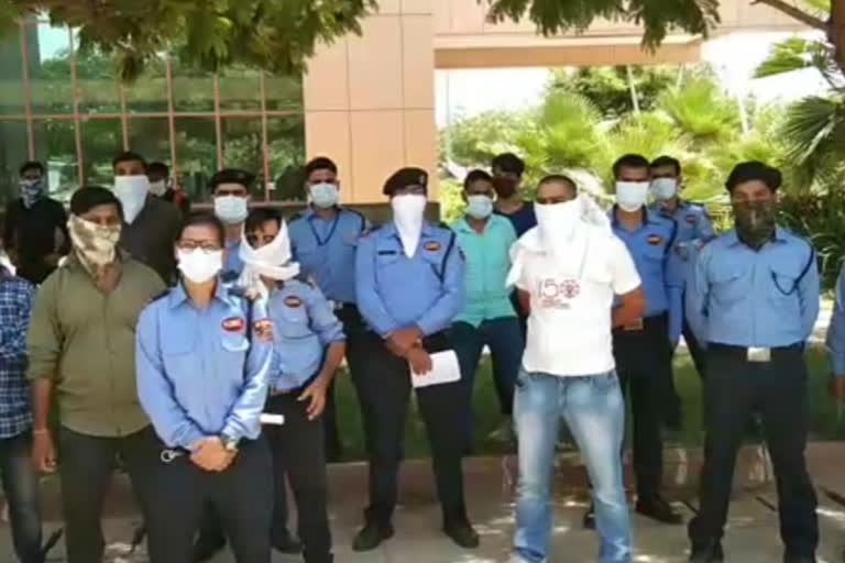 AIIMS security guards protest, एम्स के सुरक्षागार्ड ने जताया विरोध