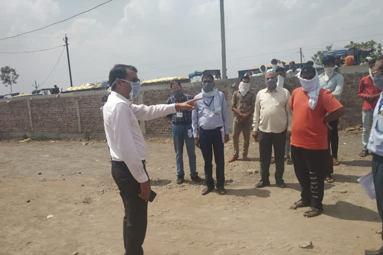 Collector inspects procurement center Madkota in agar malva