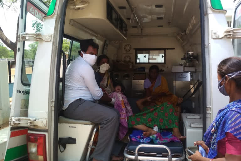 pregnent lady gave bith to a boy in 108 vehicle in ananapur dst kambadoor