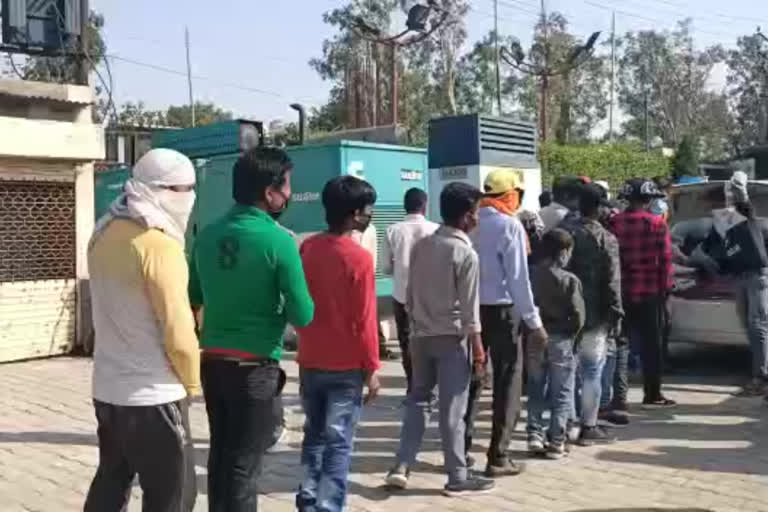 bajrang dal distribute food and water bottle to labors