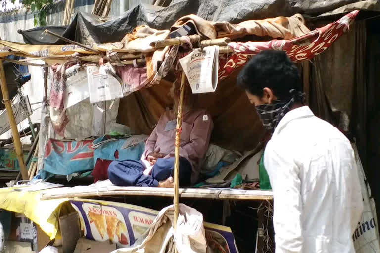 newspaper seller facing problems