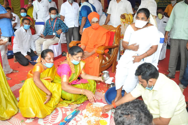 MLA Gauri Shankar worshiped foot of the Corona Warriors