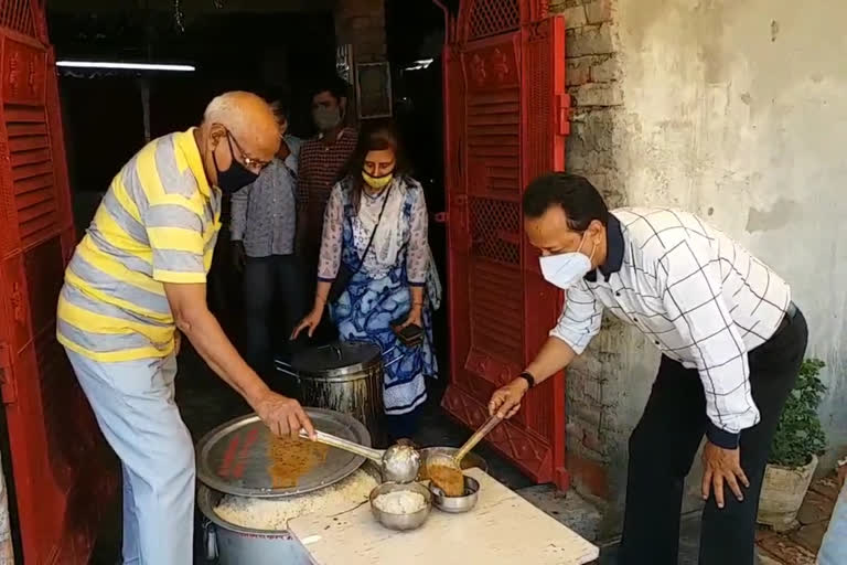 sai jeevdhara seva samiti is distributing food to needy