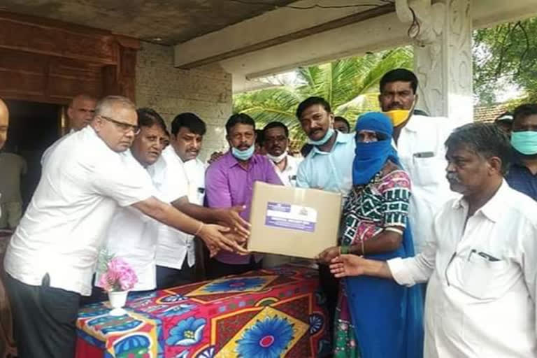 MLA distributing groceries kit