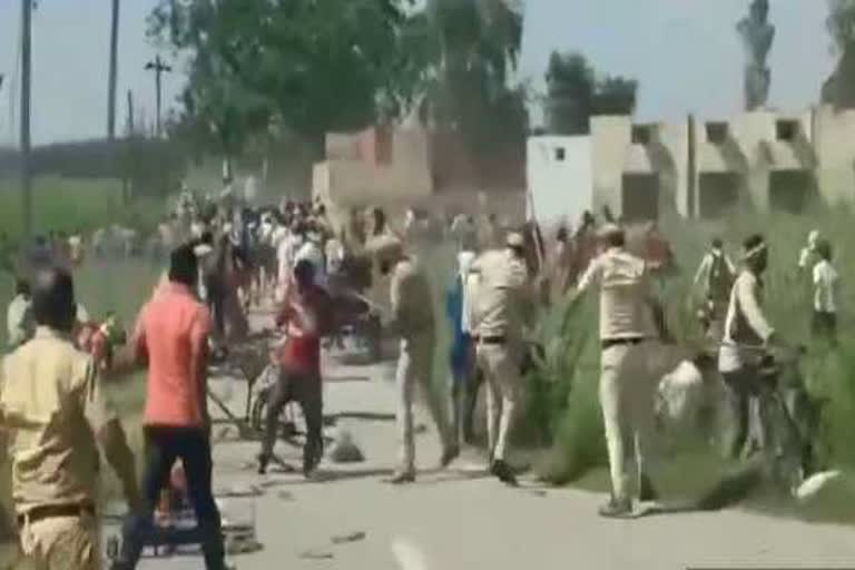 police-lathi-charge-on-the-laborers