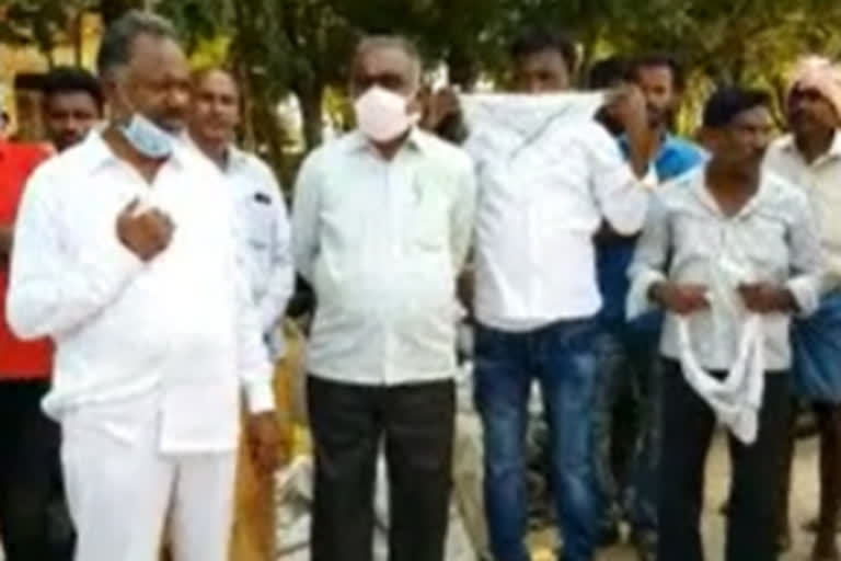 farmers protest at regonda grain purchase center in bhupalpally district