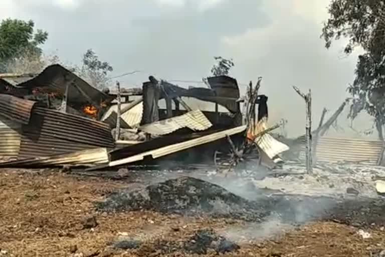 farm shed burnt in manora taluka