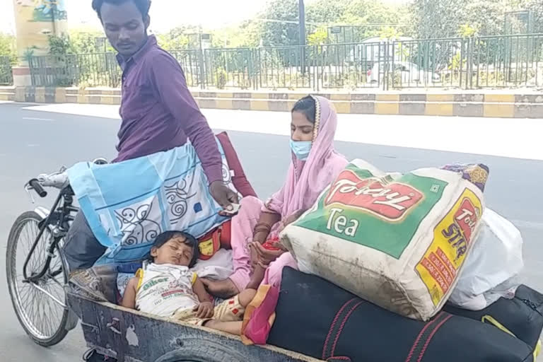 Migrant labour traveling Delhi to muzaffarpur with family by rickshaw