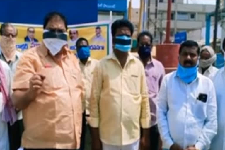 tdp-leaders-protest-over-doctor-sudhakar-arrest-issue-in-krishna-district