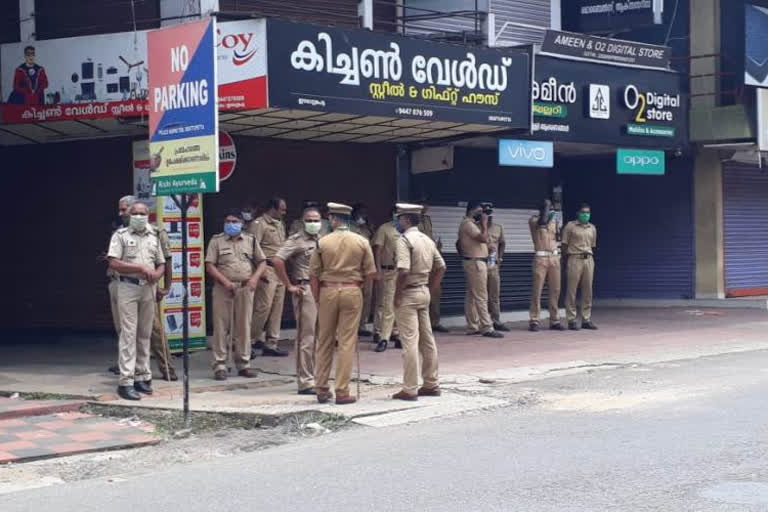 ഇതര സംസ്ഥാന തൊഴിലാളികള്‍  പൊലീസ് തടഞ്ഞു  പൊലീസ്  സമ്പൂര്‍ണ ലോക്ക് ഡൗണ്‍  പാലാ ഡിവൈ എസ്.പി  Erattupetta  organised in Erattupetta  state worker