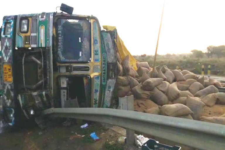 One dead due to truck overturning on highway