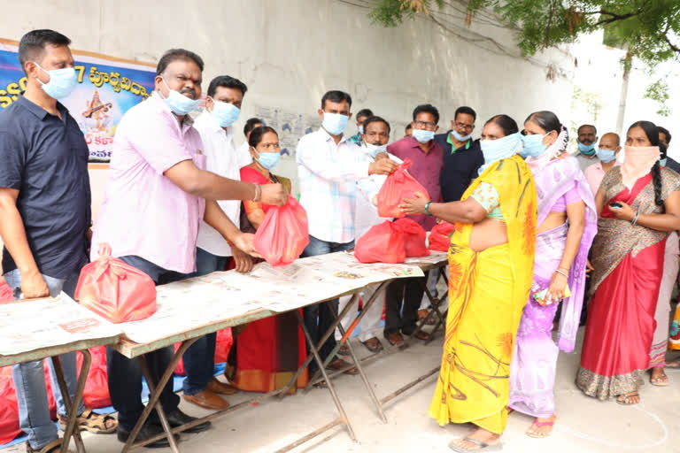 old students distributed fruits to sanitation employees