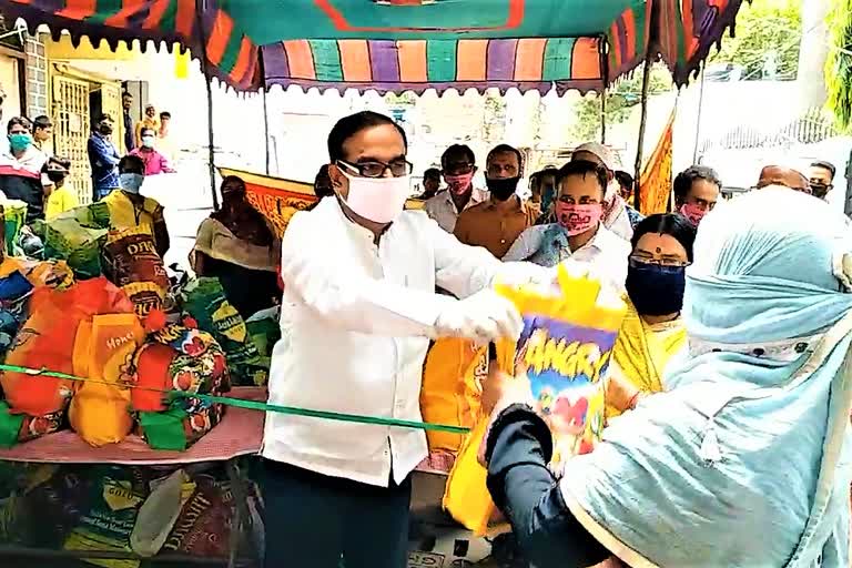 groceries-distribution-at-goshmahal