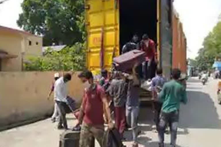 truck driver left migrant labors on road in sohna