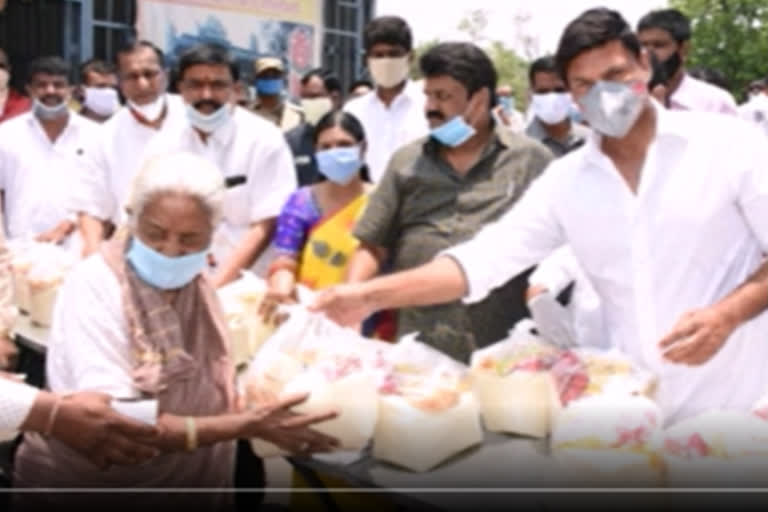 malkajgiri parliament incharge rajashekhar reddy distributed groceries to needy in secundrabad