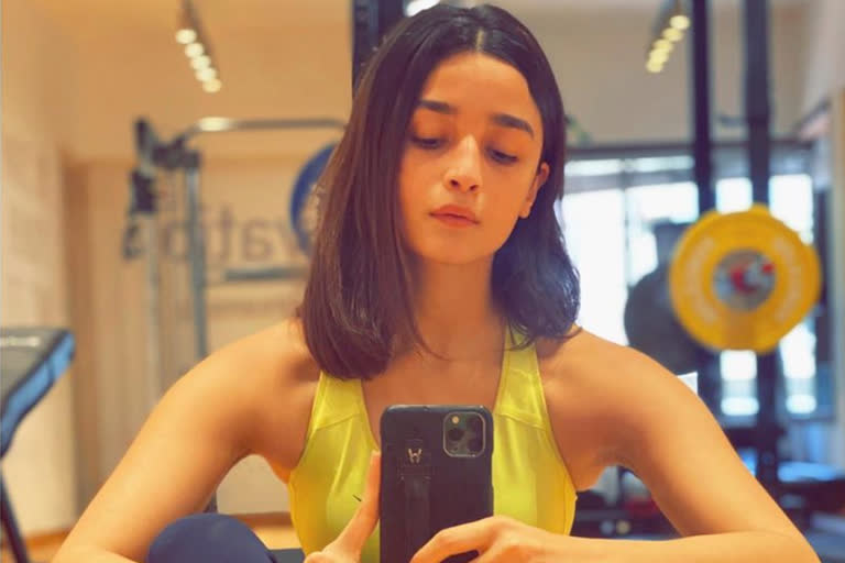 Alia Bhatt flaunts new haircu