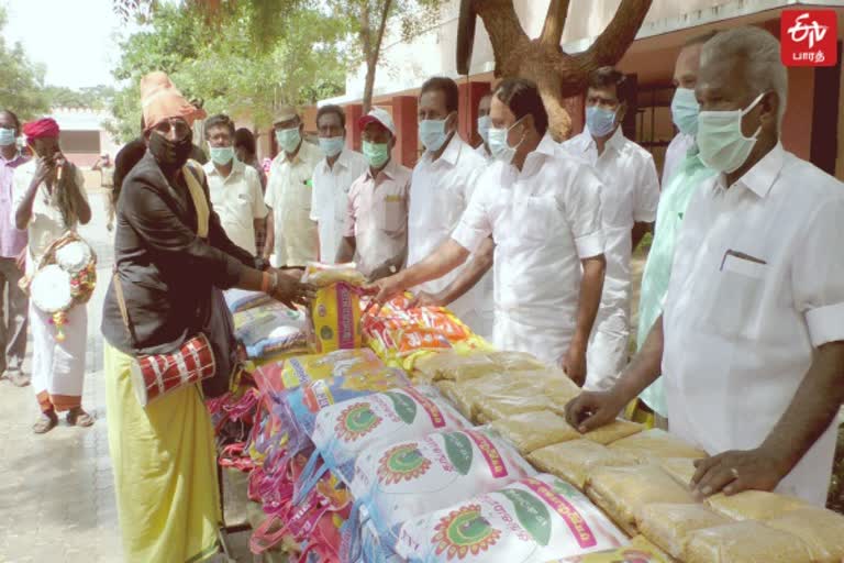 அமைச்சர் செங்கோட்டையன் ஒருவருக்கு நிவாரண உதவி வழங்கும் காட்சி