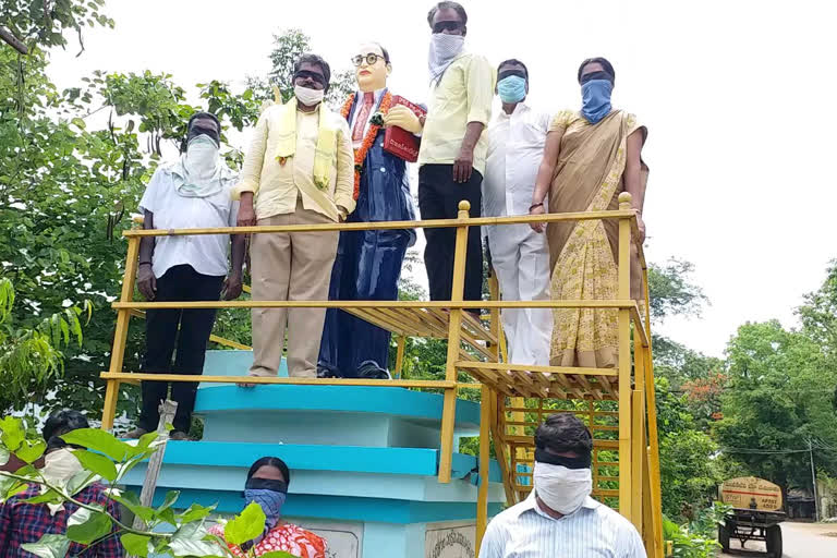 tdp members protest at vizinangaram about attack against tdp member in visakha