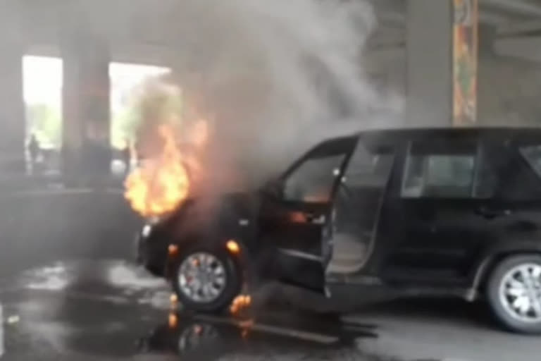 Luxury car caught fire in up gate Ghaziabad driver narrowly escaped