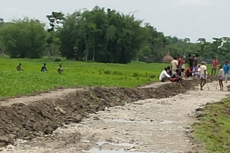 2 injured in a clash surround road works at Changrabandha in coochbehar