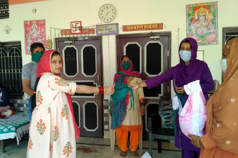 Ration is being delivered to pregnant women at home by Anganwadi workers in hamirpur