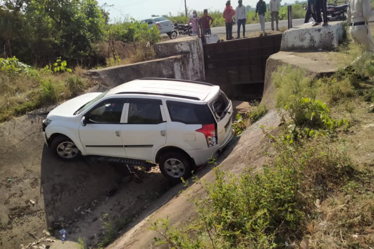 dewas-bjp-yuva-morcha-presidents-car-met-with-an-accident-in-sehore