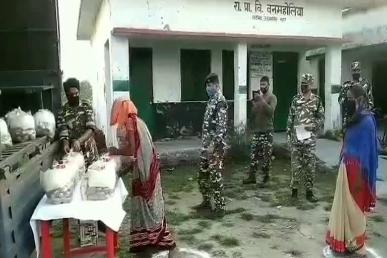 ssb distributing ration in lockdown khatima news ,  लॉकडाउन में एसएसबी ने की मदद समाचार