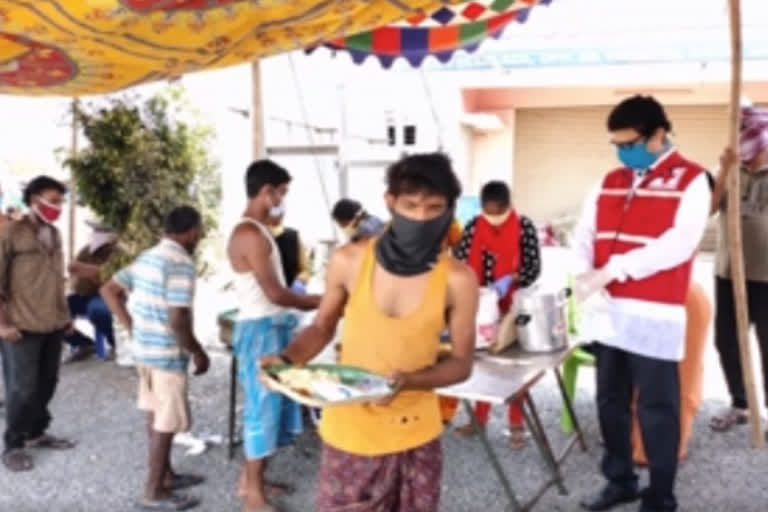 red cross society members help migrate worekrs in Krishna dst