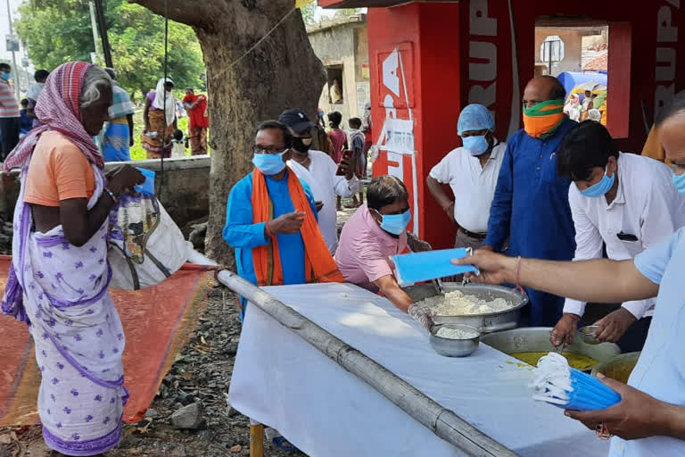 BJP LEADERS SERVING FOOD IN DHANBAD