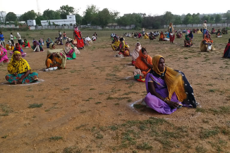 crpf distributing food items to people in garhwa