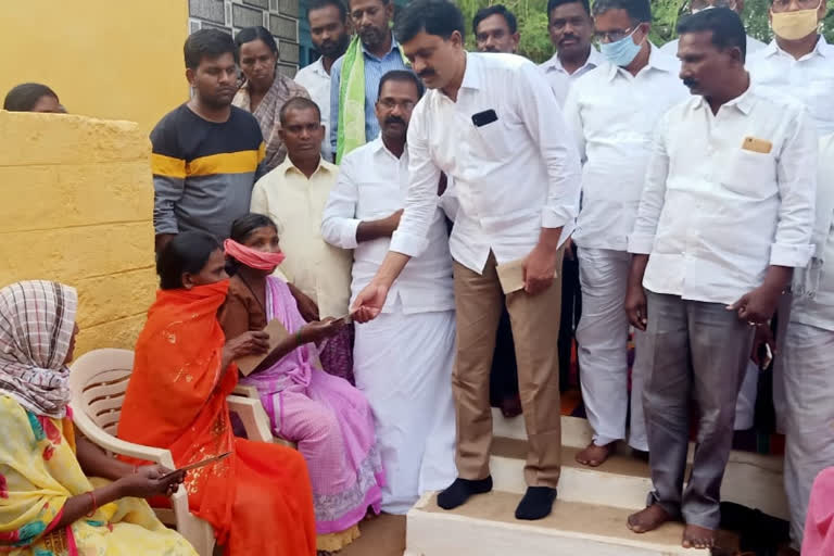 tdp incharge gave finacila help to  to visctims injured in accidnet at anantapur dst