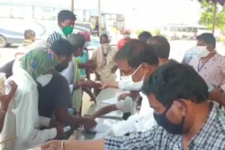 jaggaiahpeta ex mla distributes food to migrants passing through vijayawada national highway