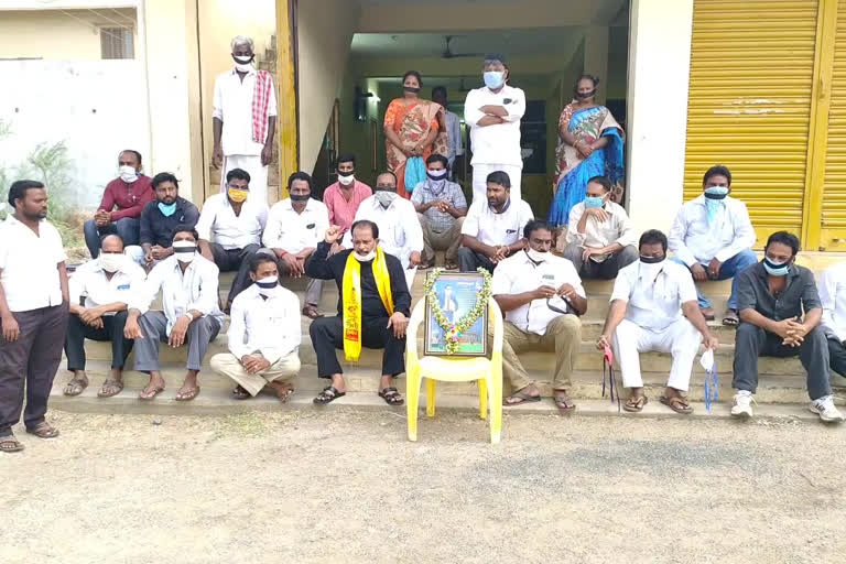 tdp leaders protest at kadapa district maidhukuru