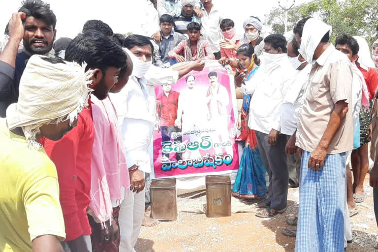 farmers anointed with milk to kcr photo in mahabubabad district