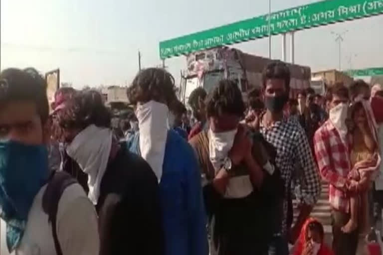 Migrant workers break police barricades at UP-MP border